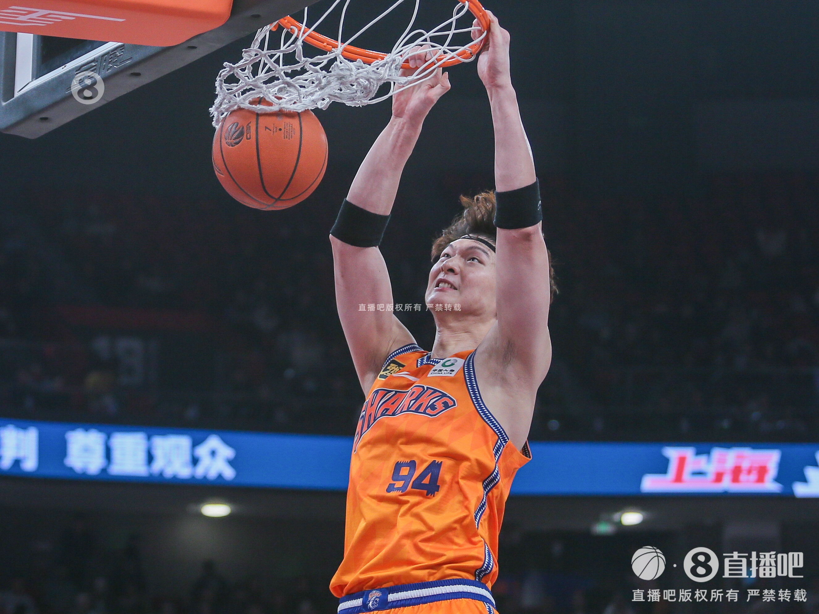 爱游戏APP-骑士逆转广东队，王哲林高光表现