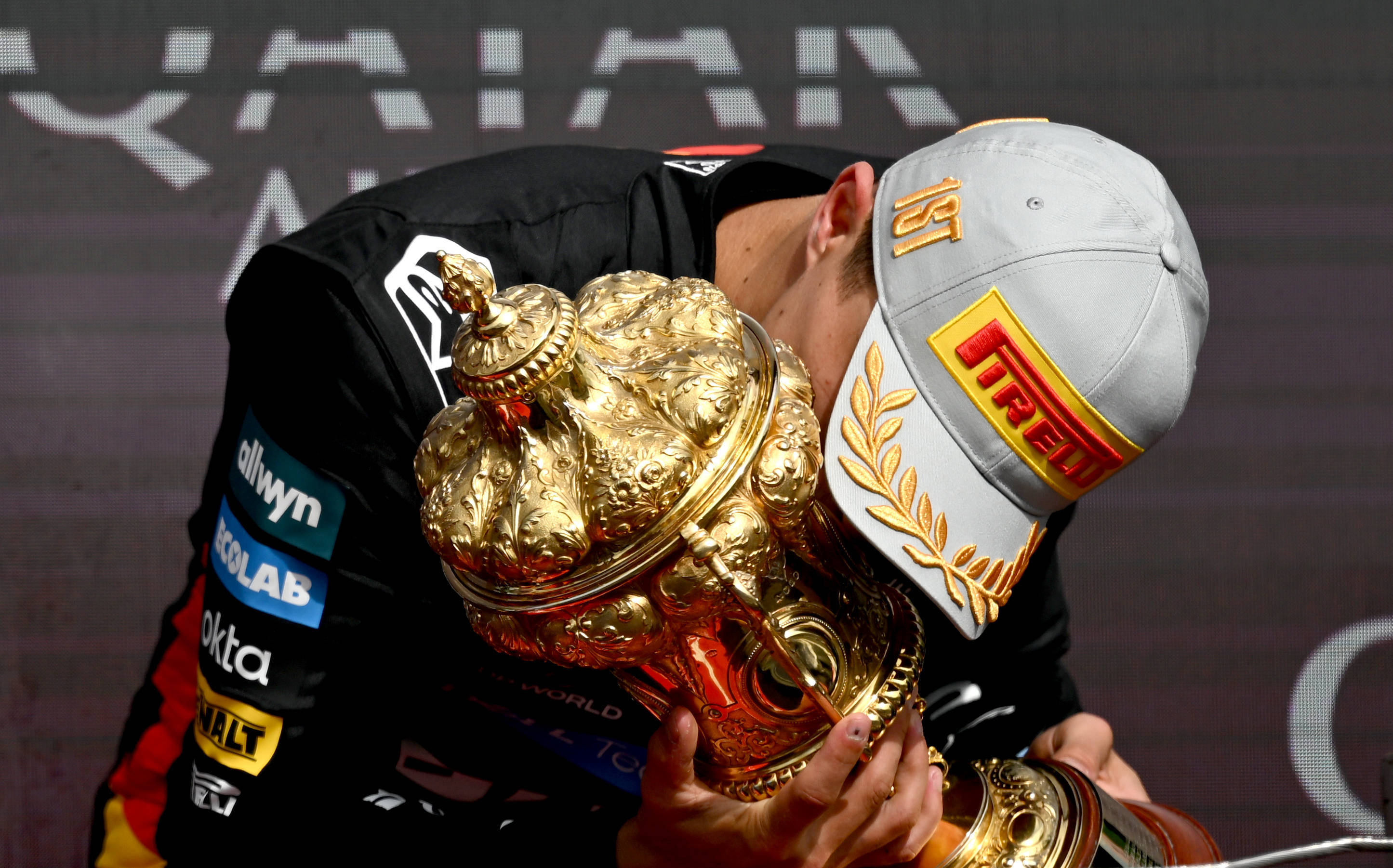 爱游戏-红牛二队鏖战索伯车队，皮亚斯特里高光表现