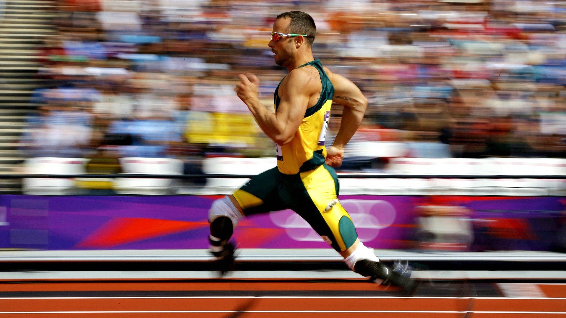 爱游戏tv-欧冠半决赛之夜，福克斯关键进球定乾坤，足球宇宙的永恒回响